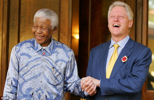 Mandela y el ex-presidente, Bill Clinton se ríen de una broma